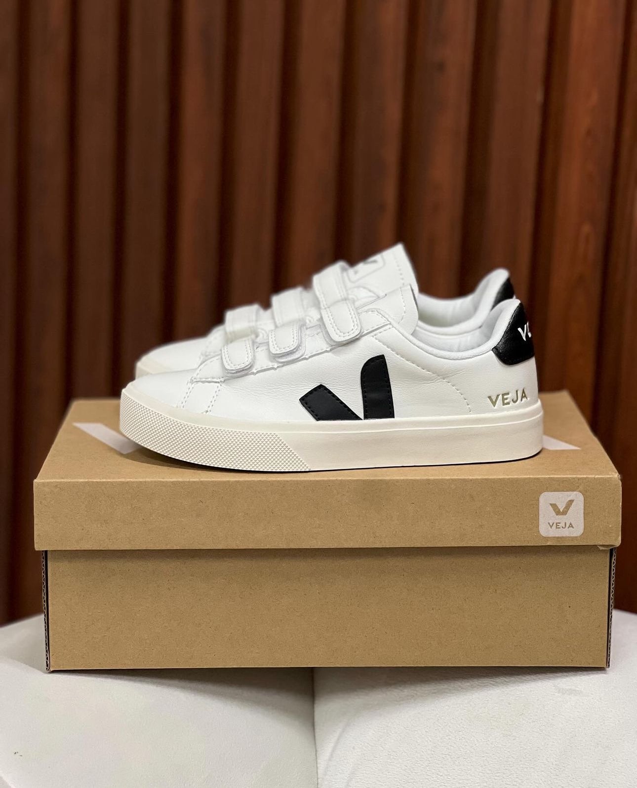 VEJA VELCRO BLANCO NEGRO