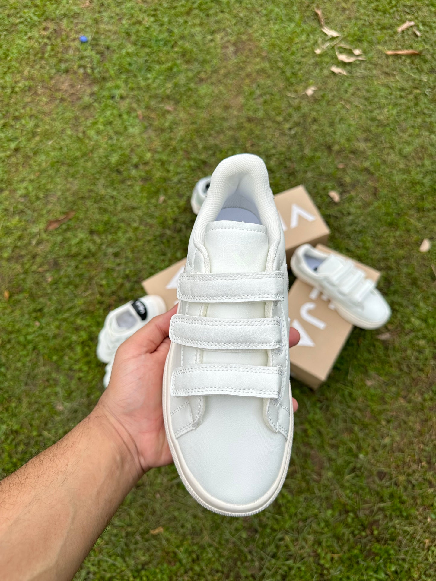 VEJA VELCRO BLANCO GRIS