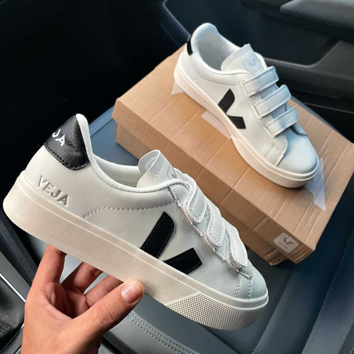 VEJA VELCRO BLANCO NEGRO