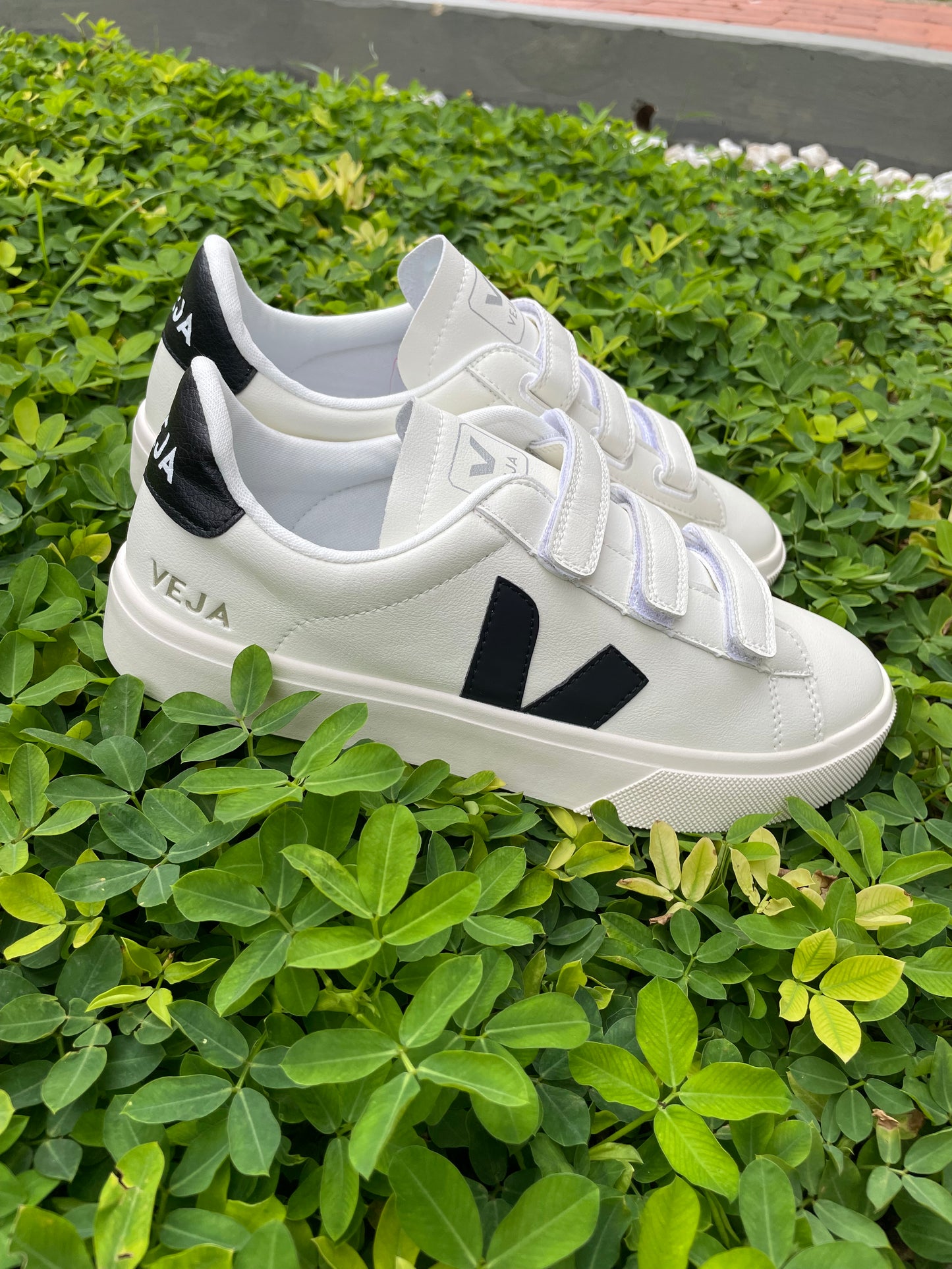 VEJA VELCRO BLANCO NEGRO