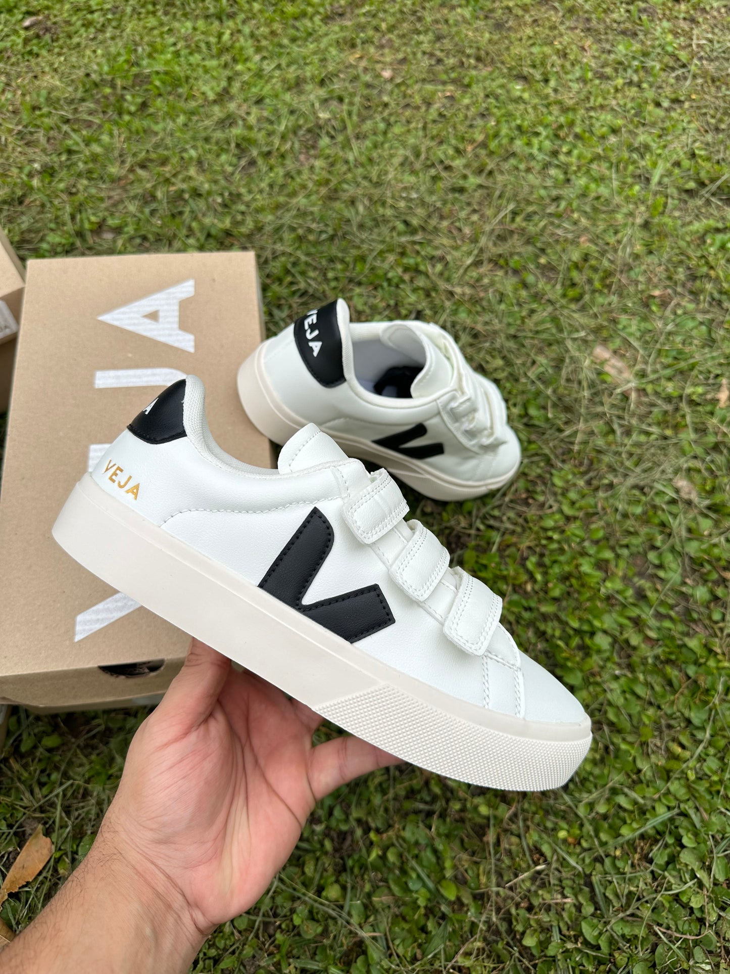 VEJA VELCRO BLANCO NEGRO